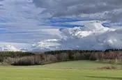 Wolken über Land