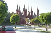 Eine Kirche am Friedhof von Dogliani