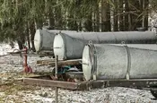 Wassertanks auf der Weide