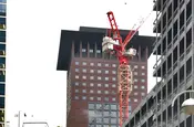 Roter Kran in der Frankfurter City