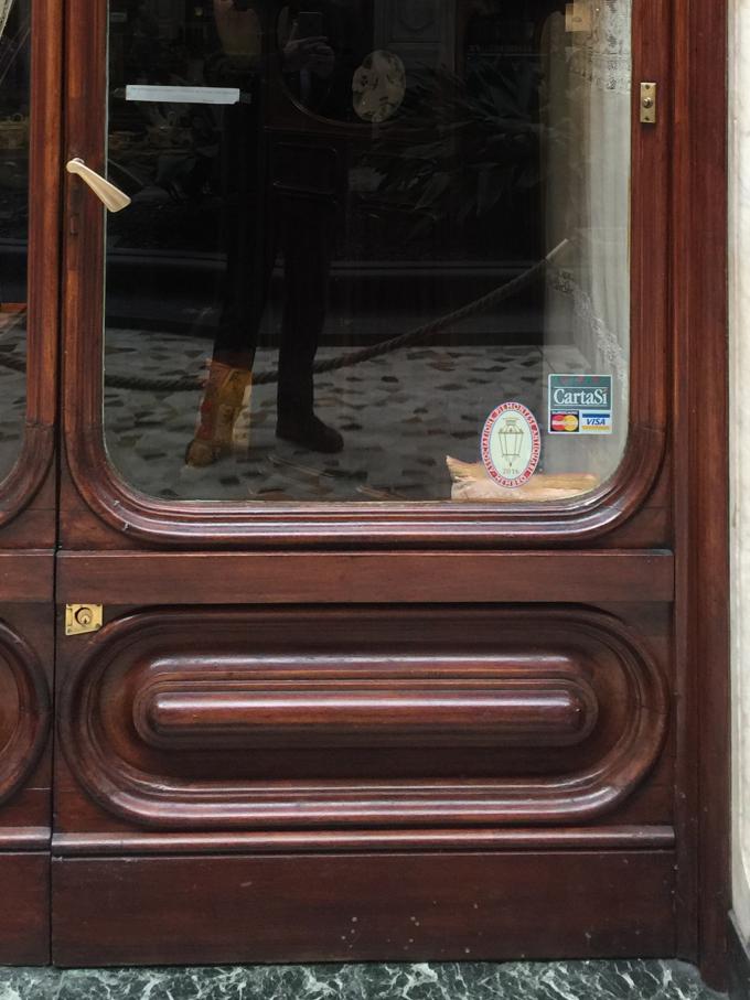 Eine alte Tür in einer Passage in Turin