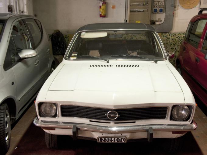 Ein sehr alter Opel in einer Turiner Garage