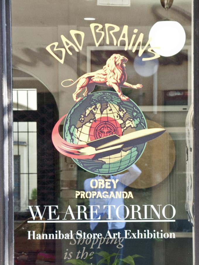 Schild einer Galerie - "Bad Brains"