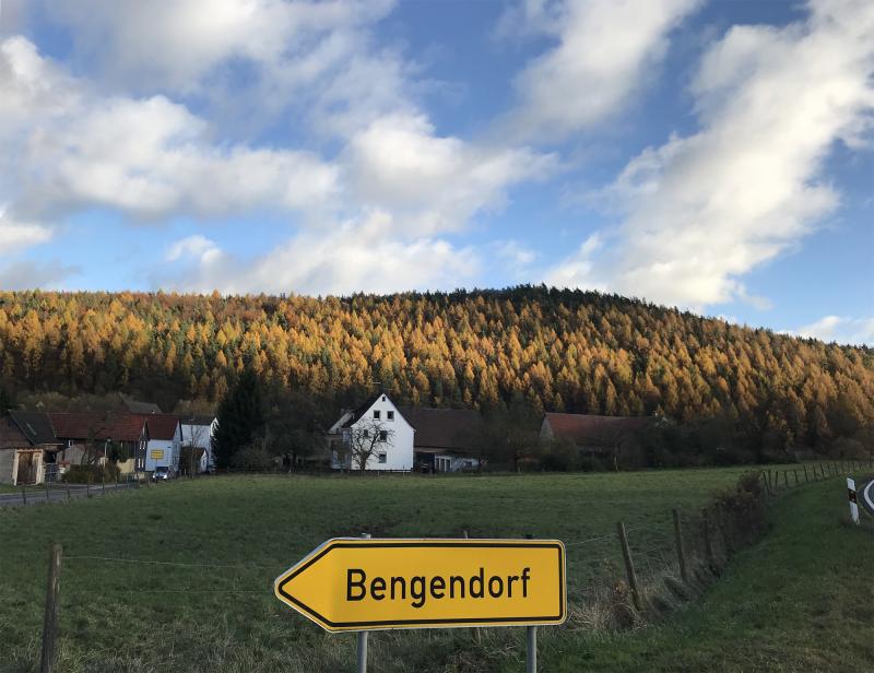 Wie die Sonne einen Hügel bei Bengendorf bemalt