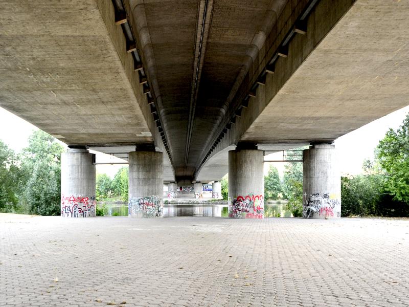 Autobahnbrücke, von unten