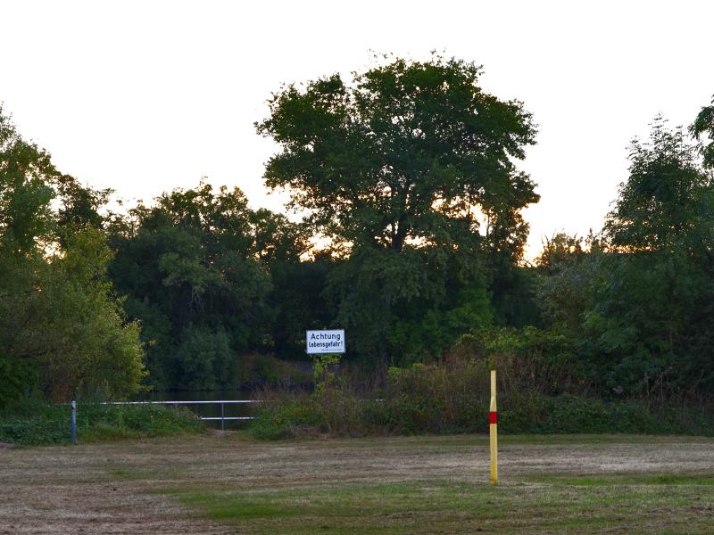 Schild am Mainufer bei Sindlingen:  Achtung Lebensgefahr