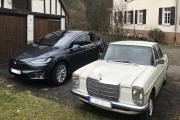 Ein Tesla und ein Mercedes