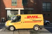 DHL-Auto vor Post-Filiale