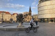 Platz in Leipzig mit Fahrradfahrer
